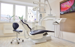 Behandlungsraum mit Flatscreen